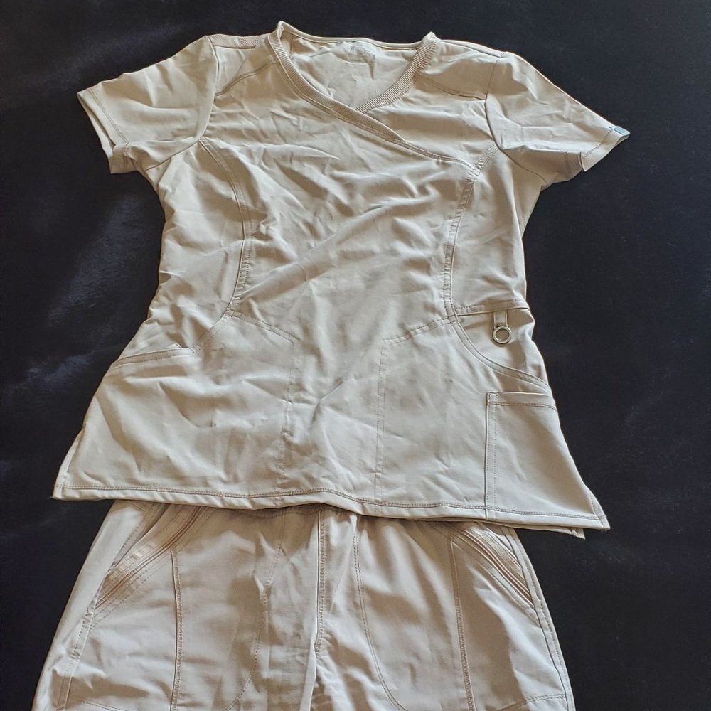 NWOT Cherokee infinity oat scrub set